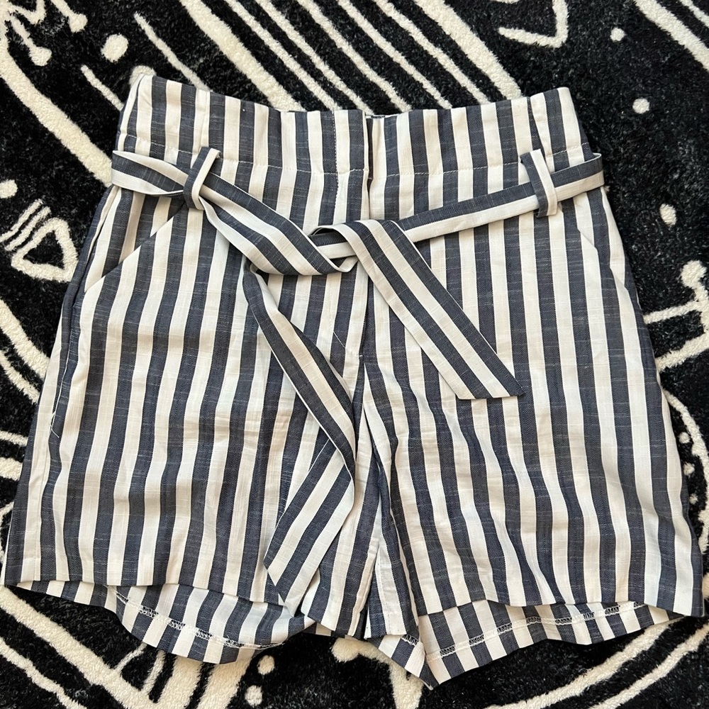 New York & Company High-Waisted Striped Shorts — Size 6 ✨ (only worn once)